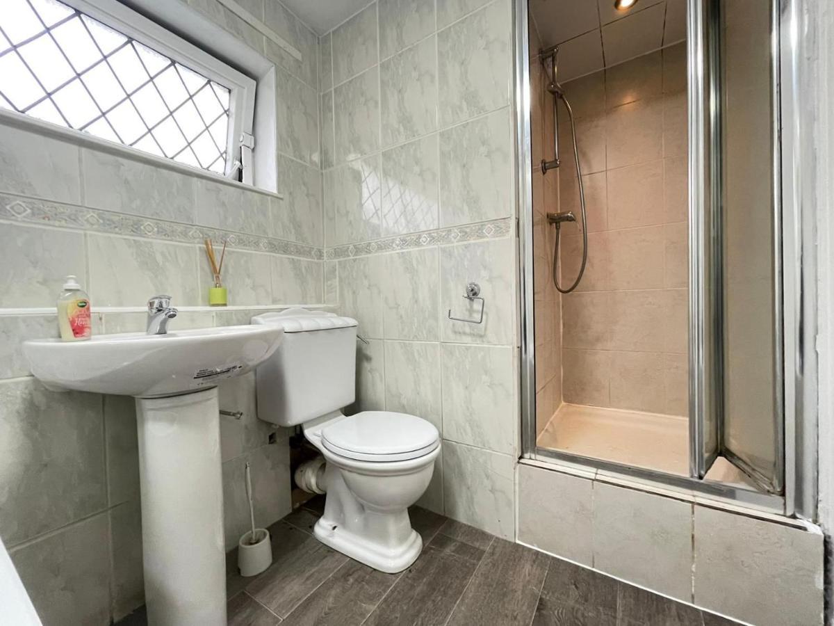 Private Spacious In Beckton Habitación en casa particular